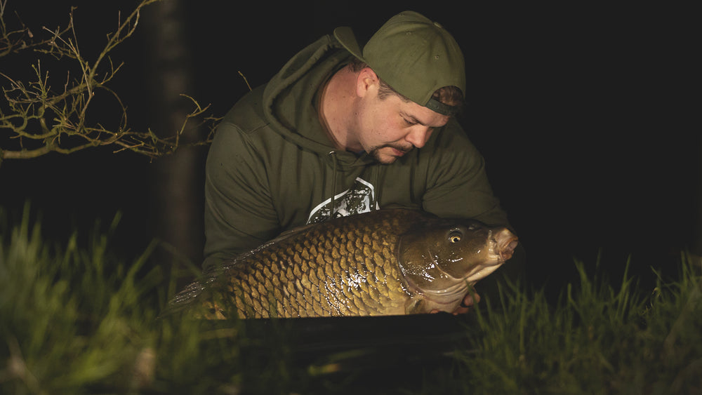 hoodies-pullover-karpfenangler-schuppenkarpfen